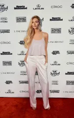 Eva on a red carpet event while wearing set of white clothes 